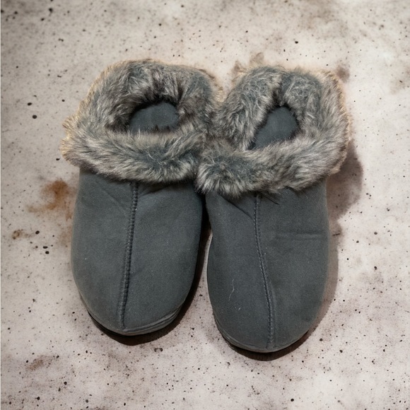 Fuzzy Grey Sz 9 Dear-foam Slippers EUC - Picture 1 of 6